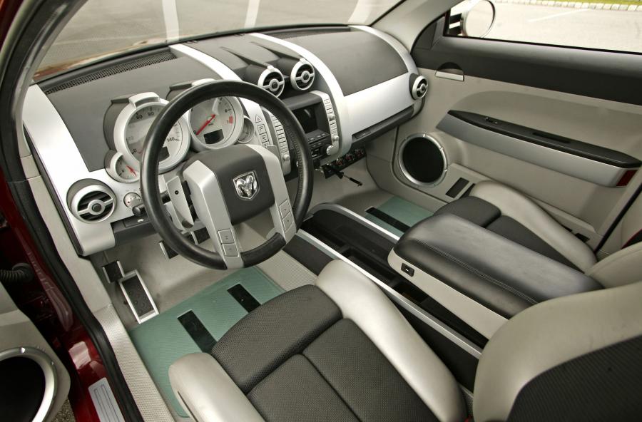  Dodge Avenger Concept 2003 года  (фото 2 из 7)